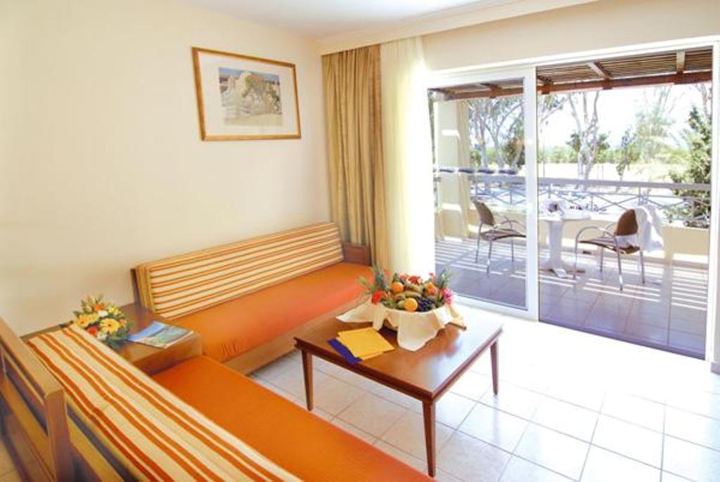 Kipriotis Maris Suites Псалиди Екстериор снимка