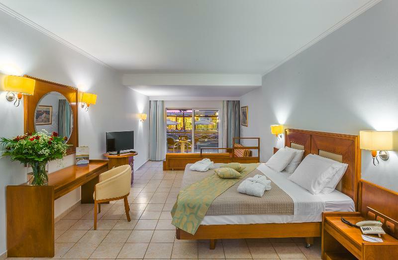 Kipriotis Maris Suites Псалиди Екстериор снимка